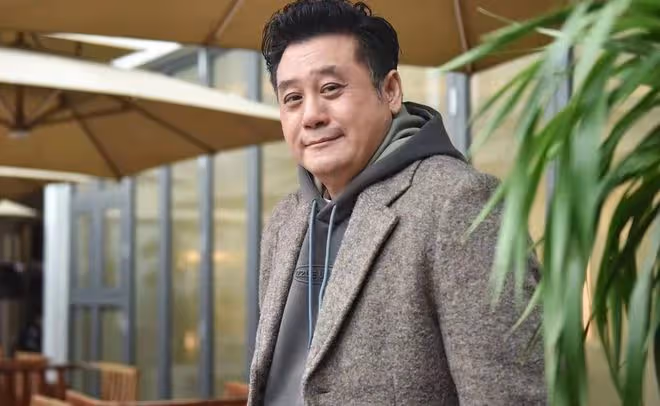 53歲香港戲骨廣州坐地鐵,直言興奮大方打招呼,已在內地租房定居