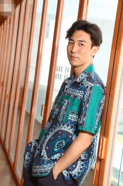 明星過父親節,狄龍3代同堂,陳龍罕曬倆娃,張紀中一家去遊樂園
