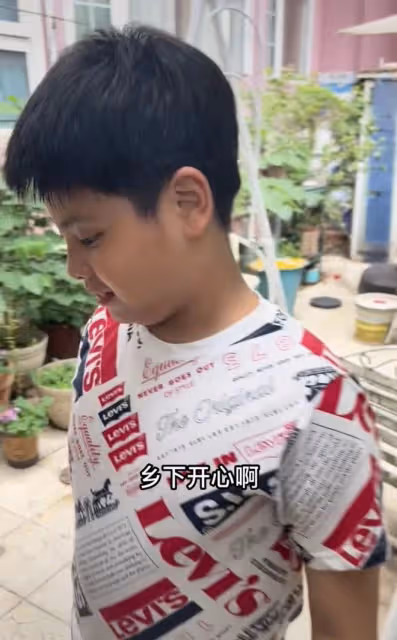 明星過父親節,狄龍3代同堂,陳龍罕曬倆娃,張紀中一家去遊樂園