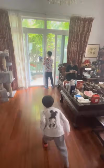 明星過父親節,狄龍3代同堂,陳龍罕曬倆娃,張紀中一家去遊樂園