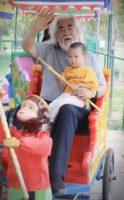 明星過父親節,狄龍3代同堂,陳龍罕曬倆娃,張紀中一家去遊樂園
