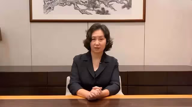 藍瓊纓離世後何超瓊首露面!穿黑衣坐鎮雲峰會,雙眼浮腫面容憔悴