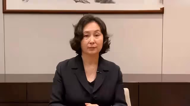 藍瓊纓離世後何超瓊首露面!穿黑衣坐鎮雲峰會,雙眼浮腫面容憔悴