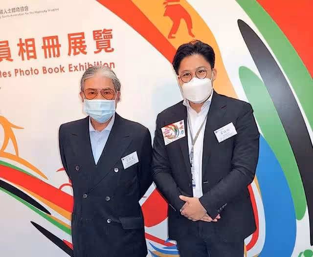 藍瓊纓離世後何超瓊首露面!穿黑衣坐鎮雲峰會,雙眼浮腫面容憔悴