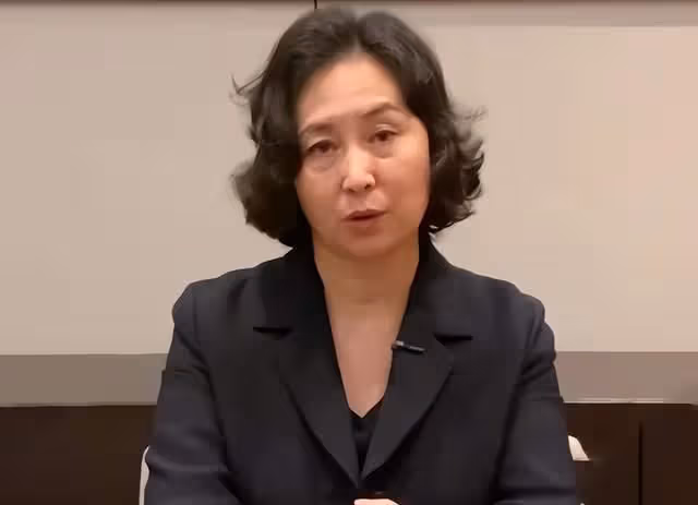 藍瓊纓離世後何超瓊首露面!穿黑衣坐鎮雲峰會,雙眼浮腫面容憔悴
