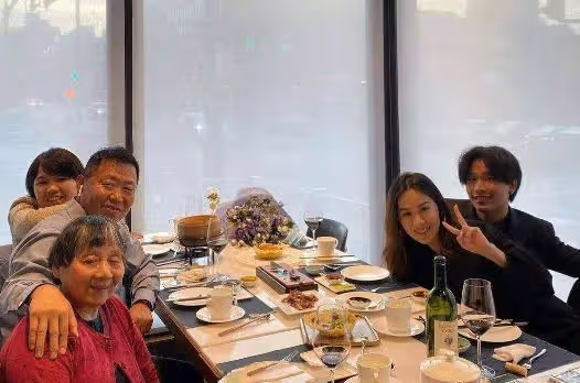陳坤兒子曬照慶父親節,父子倆同吃一碗滷肉飯,20歲陳尊佑太像爸