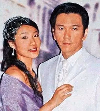 57歲溫兆倫慶結婚10周年!曬照高調錶白妻子,為其收心經商創業