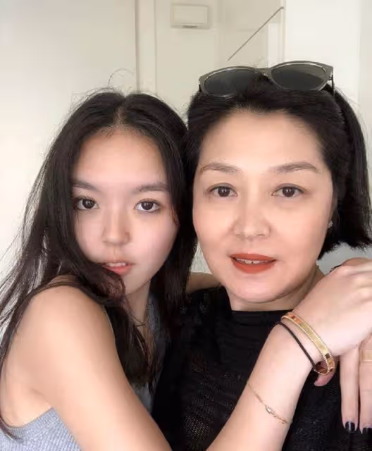 李詠妻女在美國生活安逸!哈文戴兩鑽戒緊摟女兒,法圖麥身材高挑