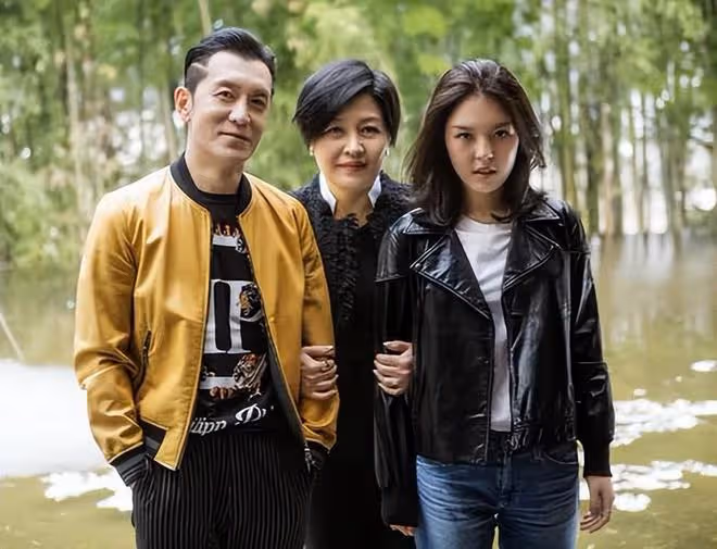 李詠妻女在美國生活安逸!哈文戴兩鑽戒緊摟女兒,法圖麥身材高挑