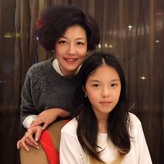 李詠妻女在美國生活安逸!哈文戴兩鑽戒緊摟女兒,法圖麥身材高挑