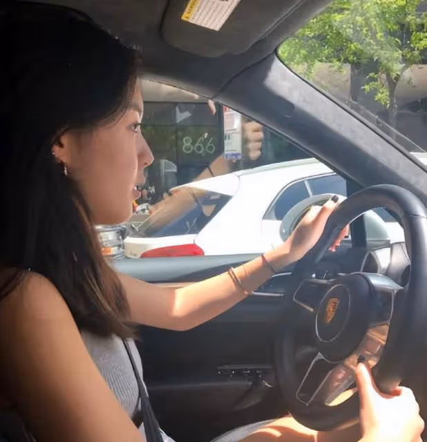 李詠妻女在美國生活安逸!哈文戴兩鑽戒緊摟女兒,法圖麥身材高挑