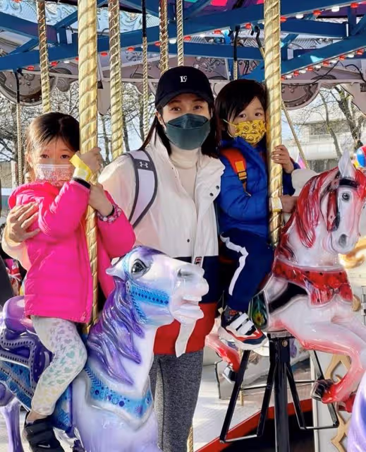 38歲鍾嘉欣曬三胎孕肚照,肚子大到衣服蓋不住,嬰兒房布置太溫馨