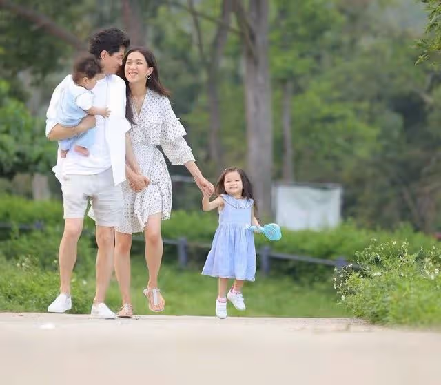 38歲鍾嘉欣曬三胎孕肚照,肚子大到衣服蓋不住,嬰兒房布置太溫馨