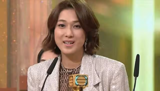 38歲鍾嘉欣曬三胎孕肚照,肚子大到衣服蓋不住,嬰兒房布置太溫馨