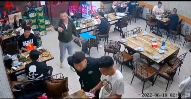 唐山打人事件燒烤店突然搬走，令人震驚，之前採訪需經有關部門