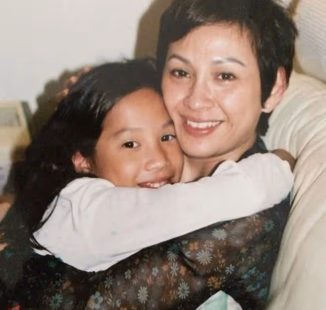 周潤發前妻首曬祖孫合影，1歲外孫胖嘟嘟太可愛，手牽手畫面溫馨