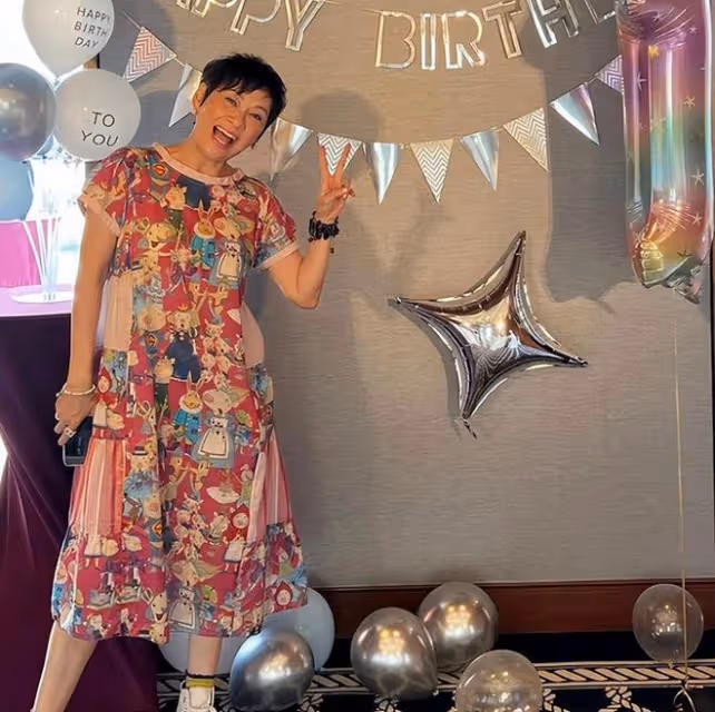周潤發前妻首曬祖孫合影，1歲外孫胖嘟嘟太可愛，手牽手畫面溫馨