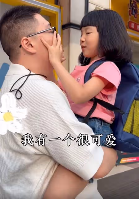 郝劭文婚後過首個父親節，被繼女親吻太溫馨，7歲愛女呆萌可愛