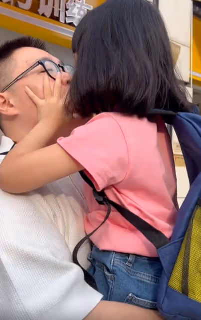 郝劭文婚後過首個父親節，被繼女親吻太溫馨，7歲愛女呆萌可愛