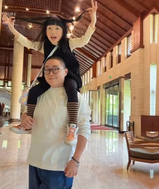 郝劭文婚後過首個父親節，被繼女親吻太溫馨，7歲愛女呆萌可愛