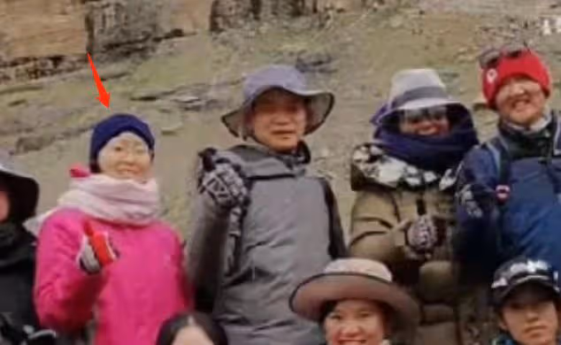 孫楠與家人朋友登山，紙屑隨地扔太沒素質，一旁潘蔚變化有點大！