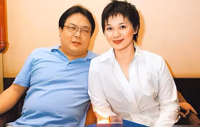 柯以敏喪夫四年後再婚，微笑臉也擋不住刻薄，新郎拍照一臉惆悵！