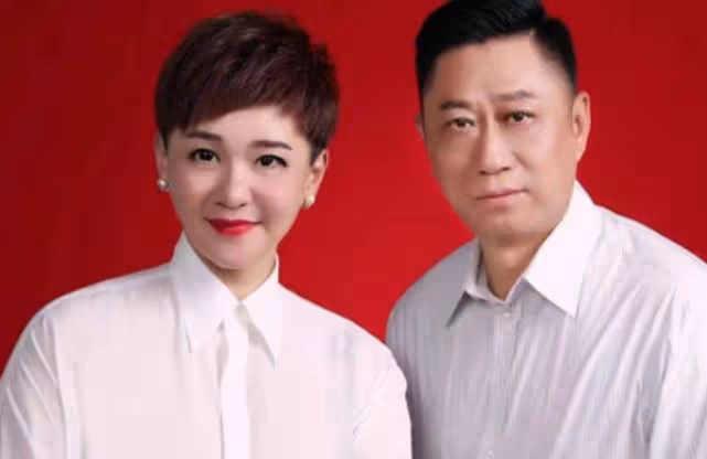 柯以敏喪夫四年後再婚，微笑臉也擋不住刻薄，新郎拍照一臉惆悵！