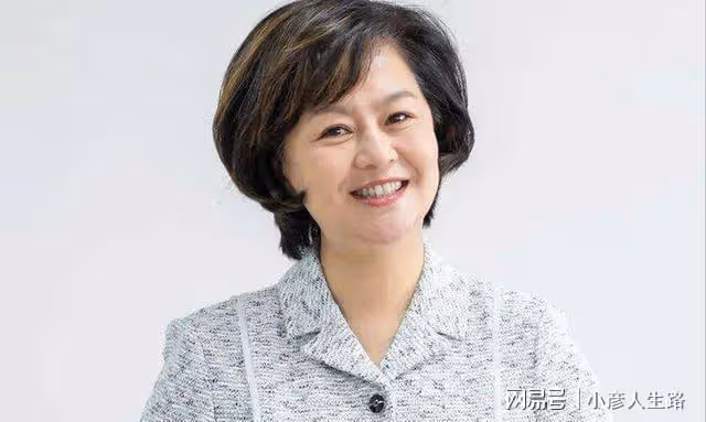 主持人鞠萍：被央視破格錄取，遇人不淑嫁軟飯男，44歲嫁給愛情