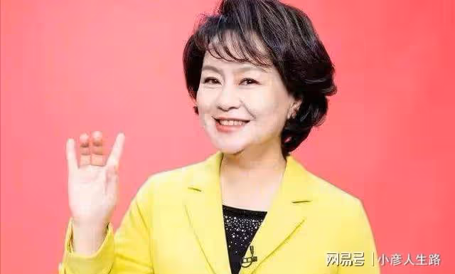 主持人鞠萍：被央視破格錄取，遇人不淑嫁軟飯男，44歲嫁給愛情