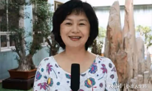 主持人鞠萍：被央視破格錄取，遇人不淑嫁軟飯男，44歲嫁給愛情