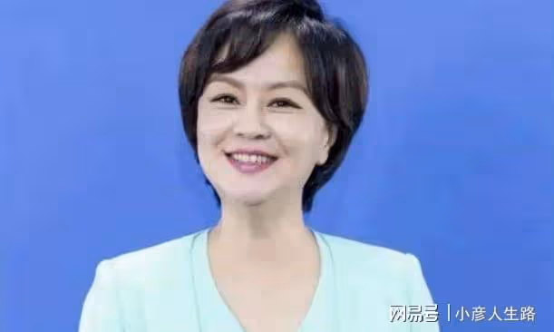 主持人鞠萍：被央視破格錄取，遇人不淑嫁軟飯男，44歲嫁給愛情