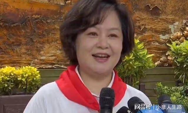 主持人鞠萍：被央視破格錄取，遇人不淑嫁軟飯男，44歲嫁給愛情