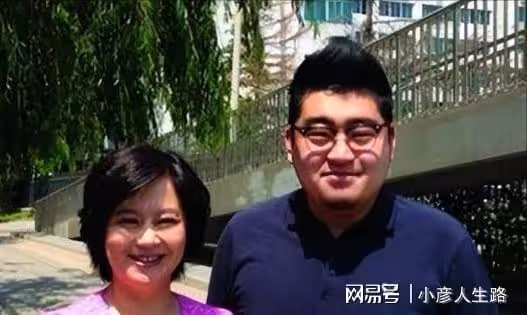 主持人鞠萍：被央視破格錄取，遇人不淑嫁軟飯男，44歲嫁給愛情