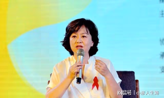 主持人鞠萍：被央視破格錄取，遇人不淑嫁軟飯男，44歲嫁給愛情