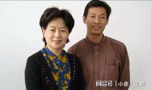 主持人鞠萍：被央視破格錄取，遇人不淑嫁軟飯男，44歲嫁給愛情