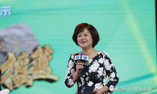主持人鞠萍：被央視破格錄取，遇人不淑嫁軟飯男，44歲嫁給愛情