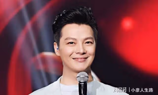 央視主持人任魯豫出意外!摔下舞台背部著地,已停工緊急送醫