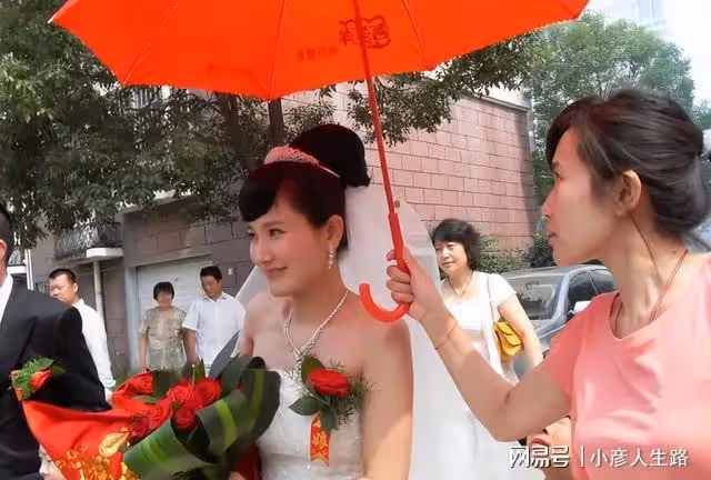 侯勇:和沈蓉離婚後,三婚娶小20歲嬌妻才遇幸福,而前妻沈蓉呢?