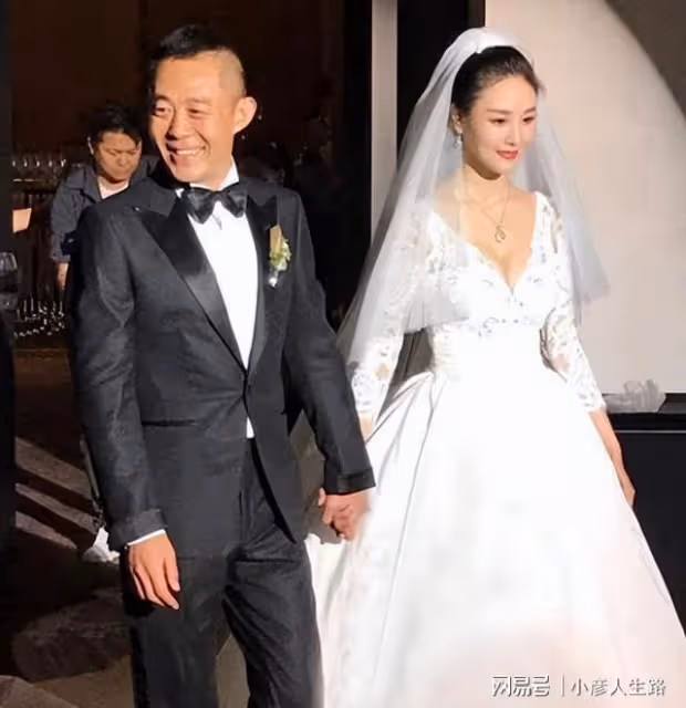 侯勇:和沈蓉離婚後,三婚娶小20歲嬌妻才遇幸福,而前妻沈蓉呢?