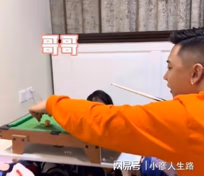 受氣包?李勒優去麵館打工,床被崔晉用來打撞球,網友:錯付了