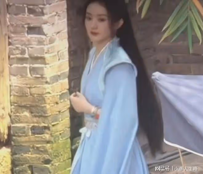 趙麗穎《與鳳行》路透被嘲,衣服似真人版葫蘆娃,頭型撞趙露思