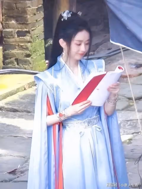 趙麗穎《與鳳行》路透被嘲,衣服似真人版葫蘆娃,頭型撞趙露思