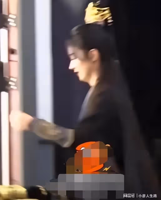 趙麗穎《與鳳行》路透被嘲,衣服似真人版葫蘆娃,頭型撞趙露思