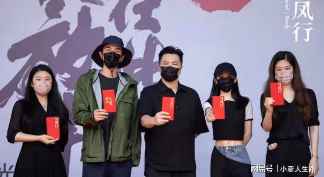趙麗穎《與鳳行》路透被嘲,衣服似真人版葫蘆娃,頭型撞趙露思