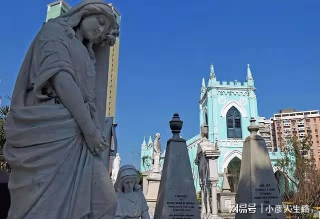 藍瓊纓離世第9天,賭王原配黎婉華的墓地被重新打掃,擺滿了鮮花