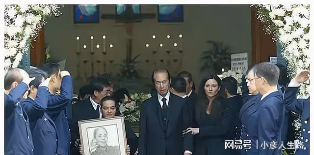 藍瓊纓離世第9天,賭王原配黎婉華的墓地被重新打掃,擺滿了鮮花