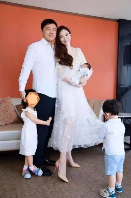 「只生孩子不結婚」的8位女星,看似灑脫淡然,實則吃盡了苦頭