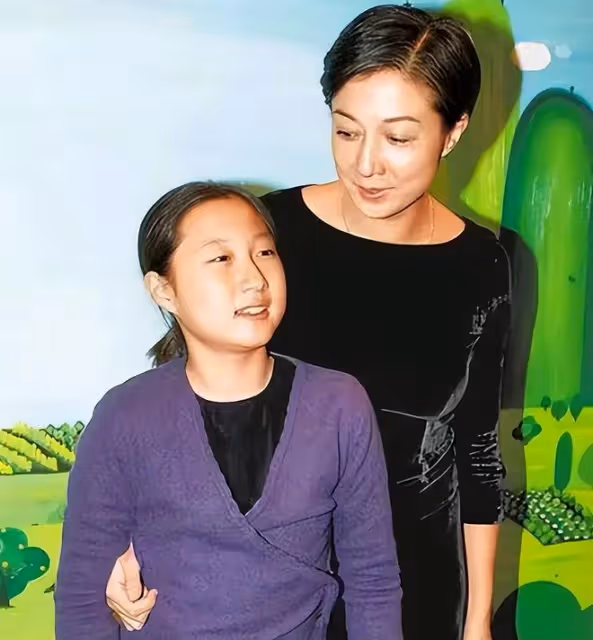 「只生孩子不結婚」的8位女星,看似灑脫淡然,實則吃盡了苦頭