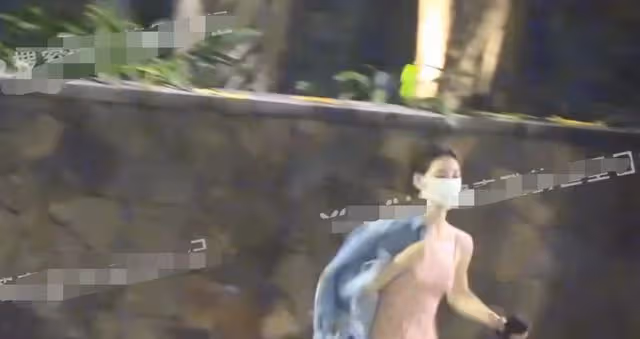 鍾楚曦深夜醉酒海邊嗨玩,穿露背長裙下水,與張雲龍拉扯關係成疑
