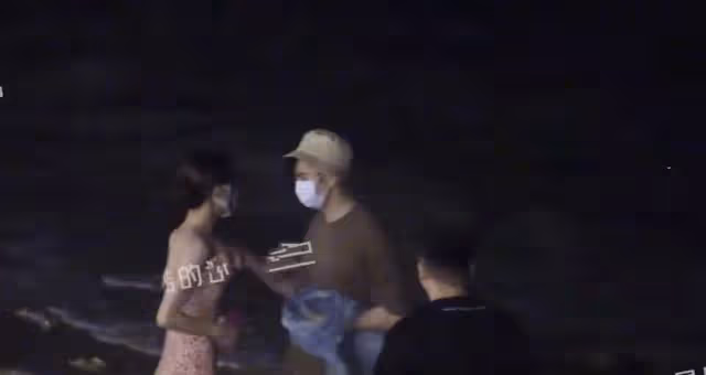 鍾楚曦深夜醉酒海邊嗨玩,穿露背長裙下水,與張雲龍拉扯關係成疑